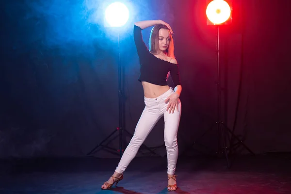 Dança, graça e elegância conceito - jovem bachata dança estilo senhora no escuro, luzes e fumaça — Fotografia de Stock