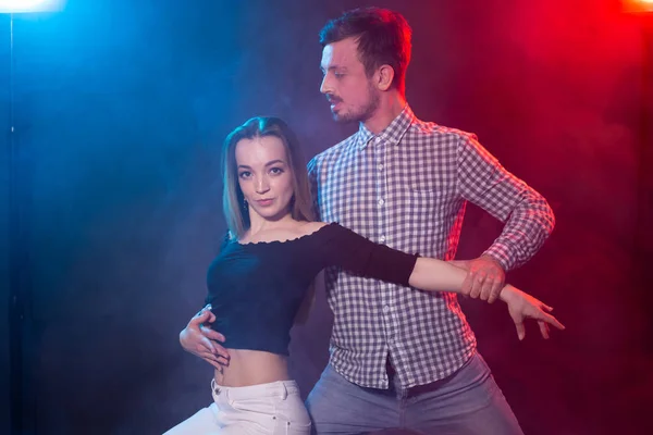 Social Dance, Bachata, salsa, Kizomba, Zouk och Tango Concept-man kramar kvinna medan du dansar över ljus — Stockfoto