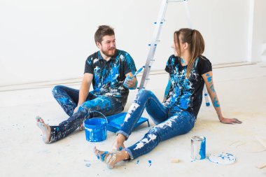 Kişi, tadilat ve ilişki kavramı - genç komik çift yeni daire tadilat yapıyor ve at break iyi eğlenceler