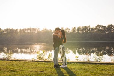Romantica, Doğa ve insan kavramı - göl sahilde öpüşme ve sarılma genç çift