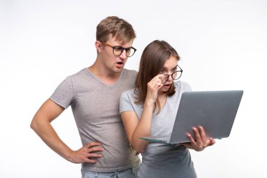 İnekler, çalışma, insanlar kavramı - beyaz arka plan üzerinde birkaç netbook ve benziyor öğrenciler göz korkuttu