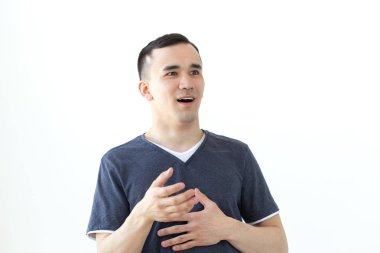 İfade ve jest kavramı - Beyaz arka planda sürpriz yüzü olan Asyalı adam