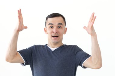 İnsanlar, jest ve moda kavramı - heyecanlı kızgın Asya adam beyaz üzerinde izole