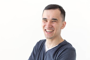 İfade ve jest kavramı - Beyaz arka planda gülen Asyalı adamın portresi