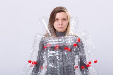 Susuz hasta kadın plastik şişelerde elbiseyle duruyor. Çevre kirliliği sorunu. Doğaçöp çevre koruma konsepti durdurun