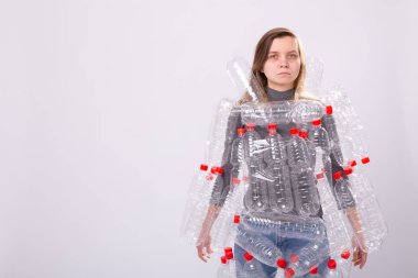 Çevre Koruma, insanlar ve geri dönüştürülebilir plastik kavram - kopya alanı ile beyaz arka plan üzerinde plastik şişe gibi elbise ile çevre felaketi ile ilgili yorgun kadın