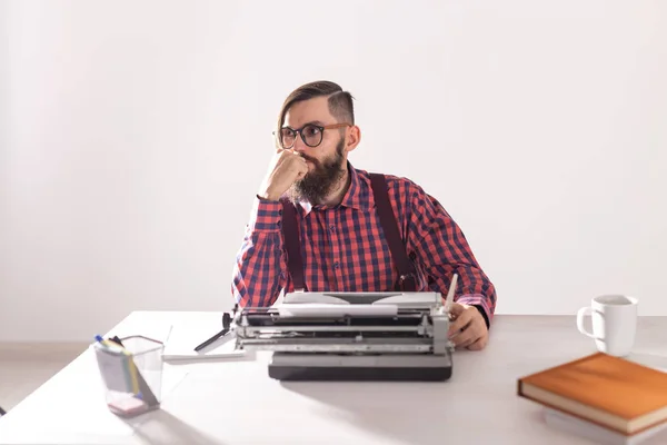 Gente, escritor y concepto hipster - joven escritor elegante que trabaja en la máquina de escribir — Foto de Stock