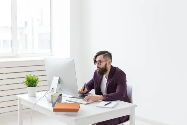 Concepto de personas, diseñador y tecnología: ilustrador de hombre con aspecto reflexivo, entorno de trabajo — Foto de Stock