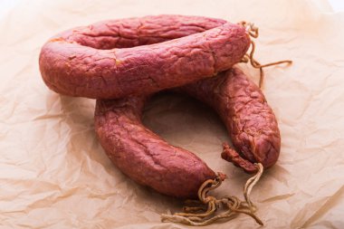 Gıda, et ve lezzetli konsept - masada at eti ile yapılan sosis