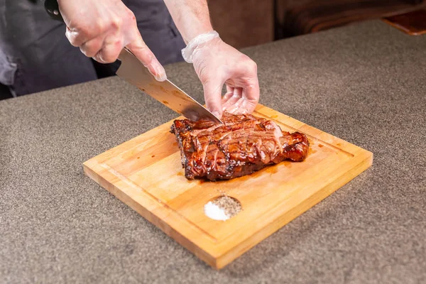 Élelmiszer, finom és kézműves fogalom - szolgáló sült steak — Stock Fotó