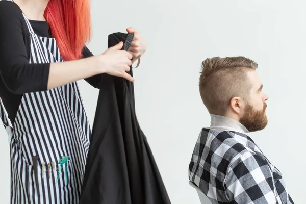 Cabeleireiro, estilista e conceito de barbearia - jovem cabeleireiro vai cortar um homem — Fotografia de Stock