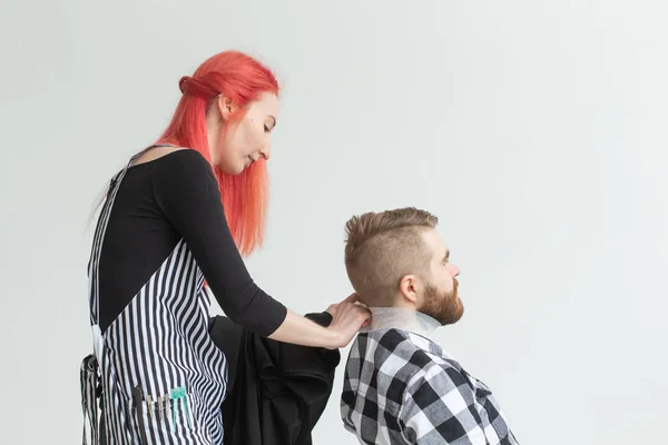 Cabeleireiro, estilista e conceito barbeiro loja mulher cabeleireiro cortar um homem — Fotografia de Stock