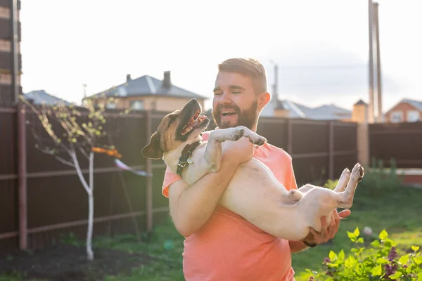 Homem segurando as mãos seu lindo Jack Russell terrier cão . — Fotografia de Stock