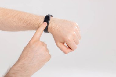 Fitness ve teknoloji konsepti - Beyaz arka planda bir erkek bilek aktivite izci
