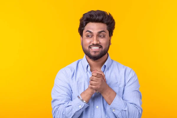 Junge indische brünette männliche Freude posiert auf gelbem Hintergrund. Konzept von Erfolg und Gewinn. — Stockfoto