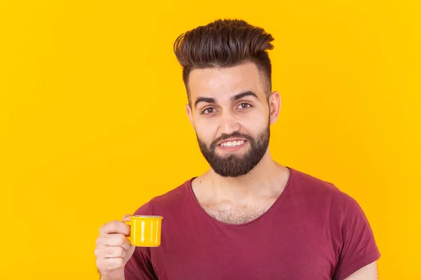 Homem árabe beber café de pequena xícara no fundo amarelo - pessoas com xícara de café conceito de estilo de vida fácil — Fotografia de Stock