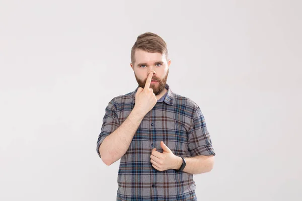 Hombre guapo muestra loco mueca tonta o expresión facial, aislado sobre fondo blanco. Haciendo emoción divertida en la cara — Foto de Stock