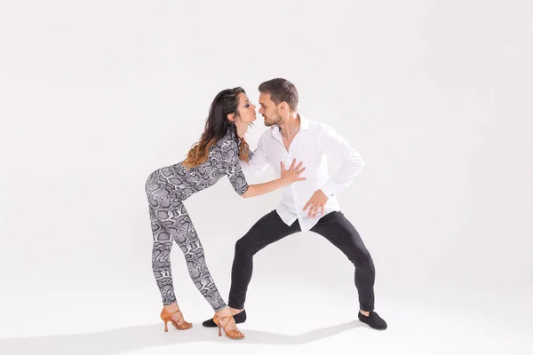 Baile social, bachata, kizomba, zouk, concepto de tango - Hombre abraza a mujer mientras baila sobre fondo blanco con espacio para copiar — Foto de Stock