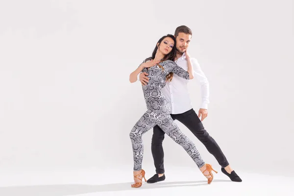 Conceito de dança social - adultos felizes ativos dançando bachata ou salsa juntos sobre fundo branco com espaço de cópia — Fotografia de Stock