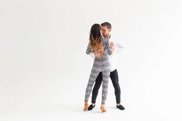 Επιδέξια χορευτές που αποδίδουν στο λευκό φόντο με το χώρο αντιγραφής. Αισθησιακό ζευγάρι που εκτελεί έναν καλλιτεχνικό και συναισθηματικό σύγχρονο χορό — Φωτογραφία Αρχείου