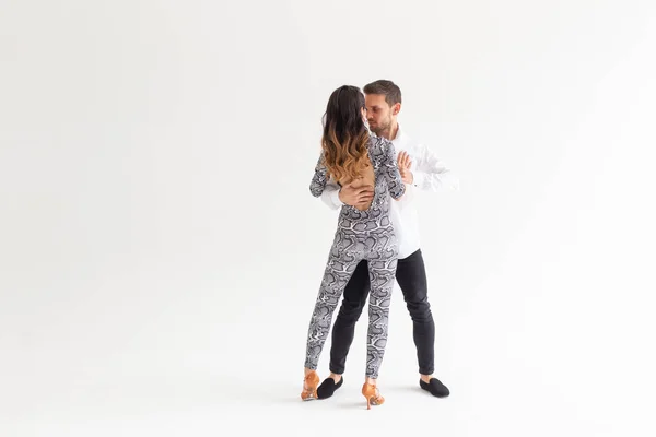 Bailarines hábiles actuando en el fondo blanco con espacio de copia. Pareja sensual realizando una danza contemporánea artística y emocional —  Fotos de Stock