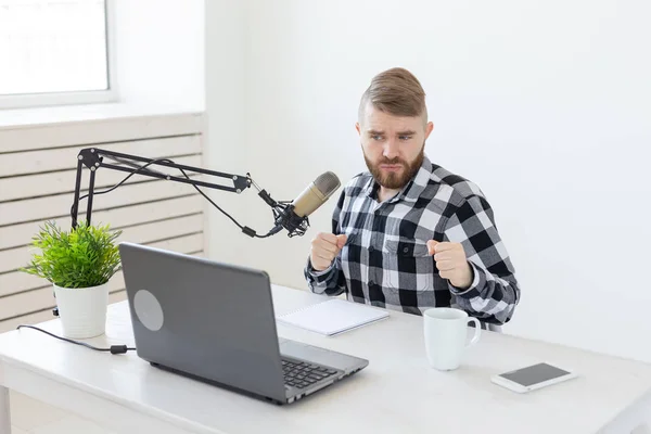 Streamer, blogger y concepto de medios - radio dj trabajando en estudio — Foto de Stock