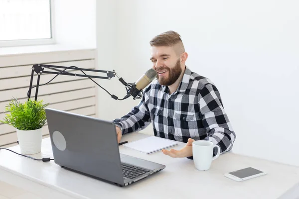 Streamer, blogger y concepto de medios - radio dj trabajando en estudio — Foto de Stock