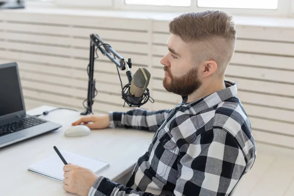 Tecnología, hogar, música y concepto de estilo de vida - hombre sonriente con portátil y auriculares en casa — Foto de Stock