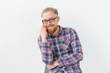 Sakallı yakışıklı adam beyaz arka plan üzerinden telefonda konuşurken