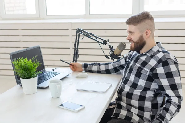 Radio Host Concept-Side bild av stilig man som arbetar som radiovärd på radiostation — Stockfoto