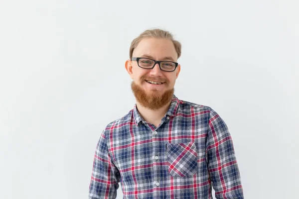 Emoções positivas e conceito de pessoas - jovem barbudo homem de óculos está sorrindo no fundo branco — Fotografia de Stock