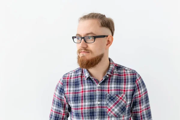 Concepto de personas y emociones negativas - hombre barbudo con gafas pensando en algo — Foto de Stock