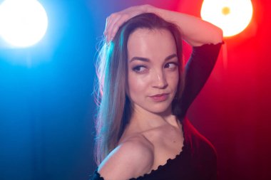 Karanlıkta dans eden genç kadın, duygular ve keyif