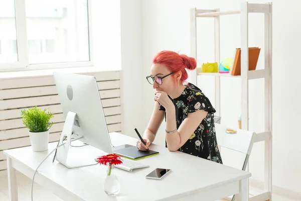 Graphic designer, people concept - Giovane designer hipster femminile con tablet grafico che lavora in ufficio — Foto Stock