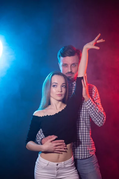 Concetto di danza sociale, kizomba, salsa e semba - giovane bella coppia che balla bachata o salsa al buio — Foto Stock