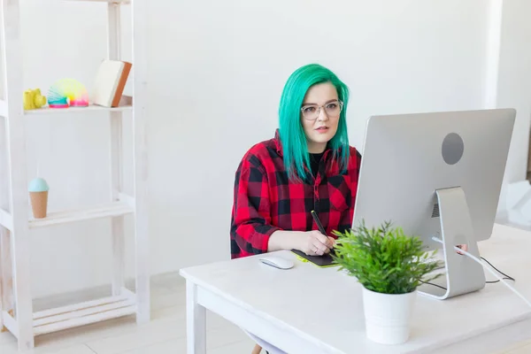 Criativa, ilustrador e designer conceito - mulher feliz com cabelo verde está desenhando um projeto — Fotografia de Stock