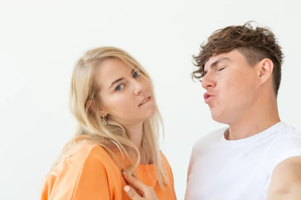 Porträt eines netten, positiv gestimmten jungen Studentenpaares, das ein Selfie mit einem Smartphone oder einer Kamera macht. das Konzept eines leidenschaftlichen jungen Paares, das sich in Studenten verliebt. — Stockfoto