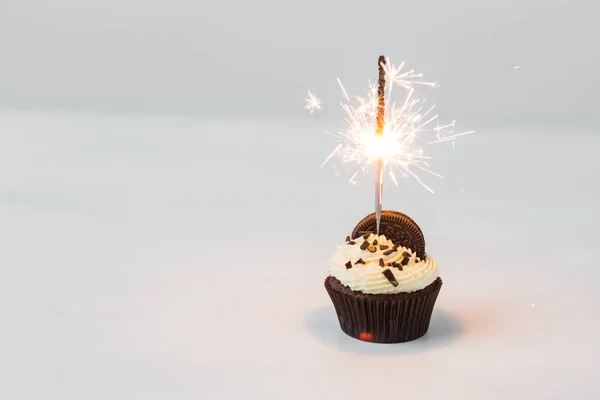 食物和节日概念-生日纸杯蛋糕与火花在白色背景与拷贝空间 — 图库照片