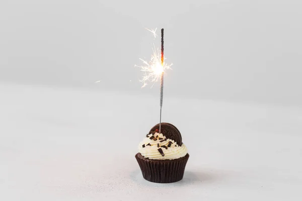 食べ物、パーティー、ホリデー コンセプト - 白背景に線香花火誕生日ケーキ — ストック写真
