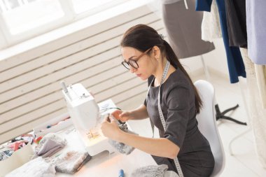 Terzi, terzi ve terzi kavramı - genç moda tasarımcısı onu galeride çalışma