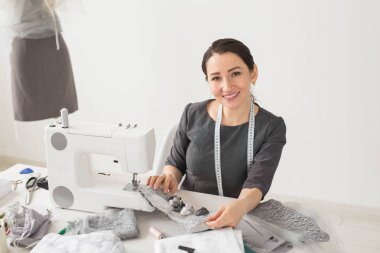 insanlar, moda ve showroom konsept - genç moda tasarımcısı onu showroom