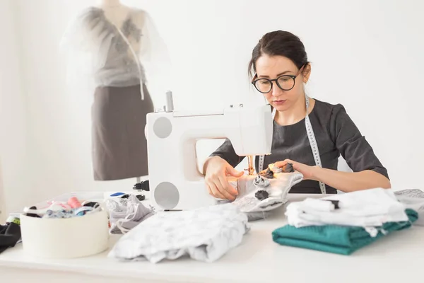 Concepto de personas, moda y sala de exposición - joven diseñadora de moda en su sala de exposición — Foto de Stock