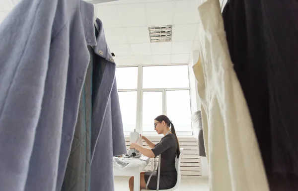 Schneiderin, Mensch und Näherin - Tiefblick auf attraktive junge Modedesignerin im Atelier — Stockfoto