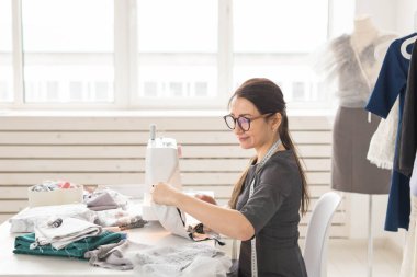 insanlar, terzi, terzi ve moda kavramı - genç moda tasarımcısı onu showroom