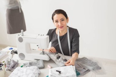 Terzi, terzi ve yaratıcı kavramı - moda tasarımcısı beyaz arka plan üzerinde dikiş makinesi ile portresi