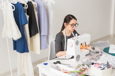 İnsanlar, terzi ve moda kavramı - yüksek açı görünüm portre bir masada oturan gözlük gülümseyen moda tasarımcısı