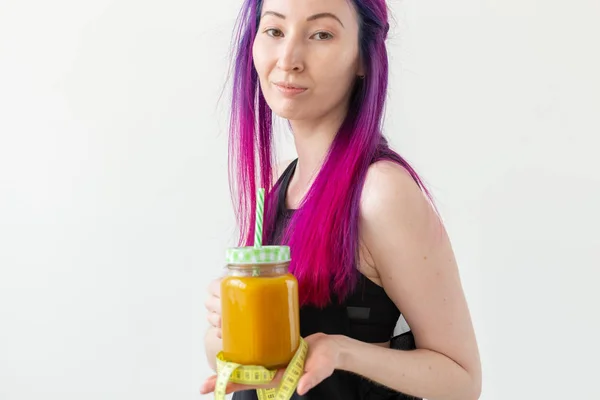 Młoda dziewczyna Hipster gospodarstwa owocowy sok z białka ze słomy i taśmy pomiarowej. Koncepcja zdrowego odżywiania i dobrej kondycji. — Zdjęcie stockowe