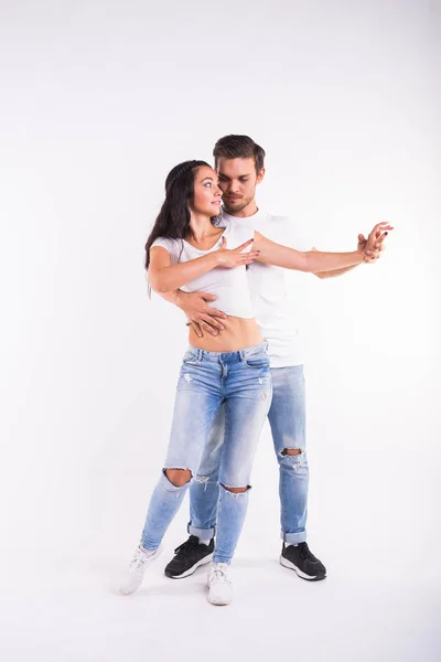 Pareja apasionada bailando social danse kizomba o bachata o semba o taraxia sobre fondo blanco — Foto de Stock