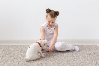 Çocuk ve hayvan kavramı - kız çocuk katta oturan ve köpek yavrusu besleme