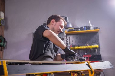 Onarım, servis ve insan kavramı - bir parafin sürtünme tarafından kayak tamir bir adam